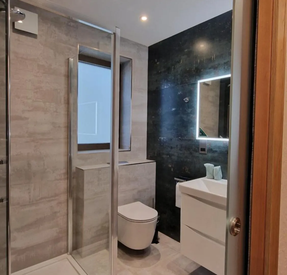 Holiday home Deluxe House Villa Ilford