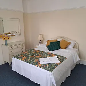 Guest house Double Available- London Seven Kings Seven Kings Train Station, Ilford